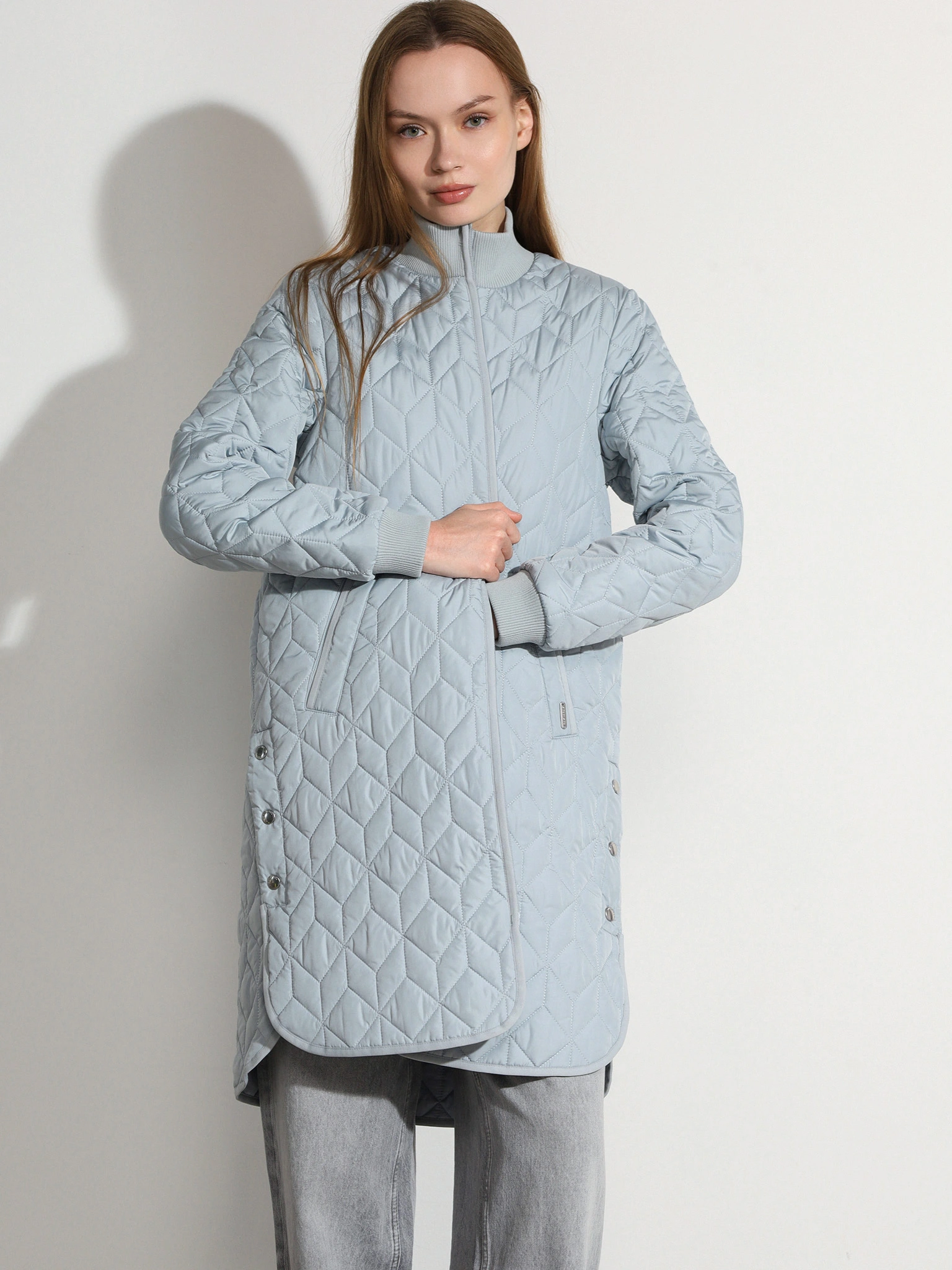 Пальто стеганое голубого цвета прямого кроя